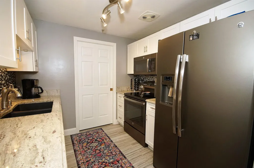 12 Vista Ridge Drive Londonderry NH 03053