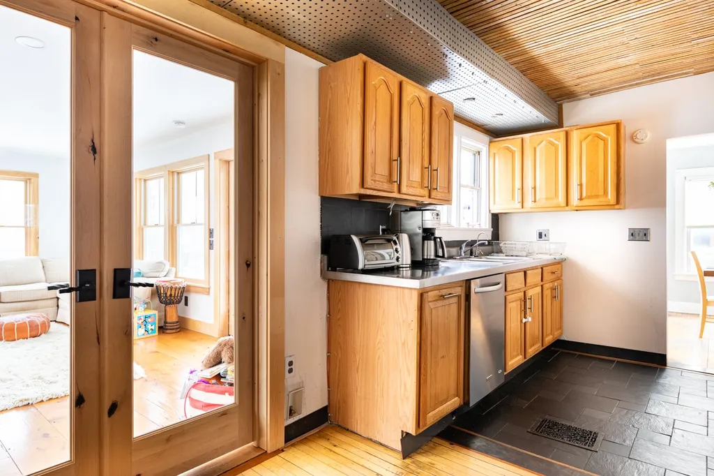 28 Crombie Street Burlington VT 05401