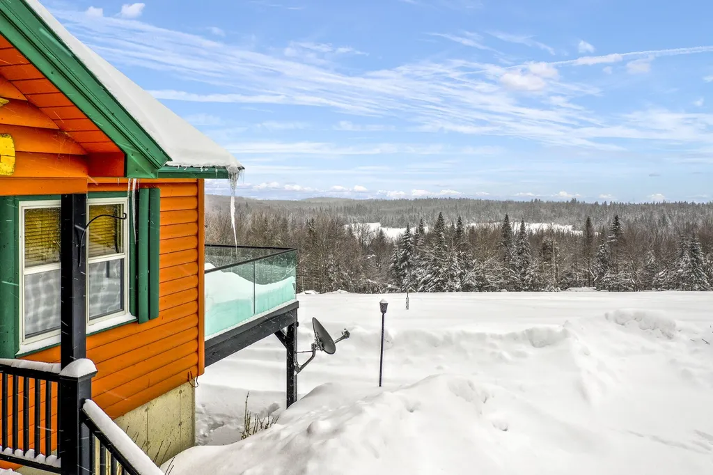 286 Golden Eagle Road Pittsburg NH 03592