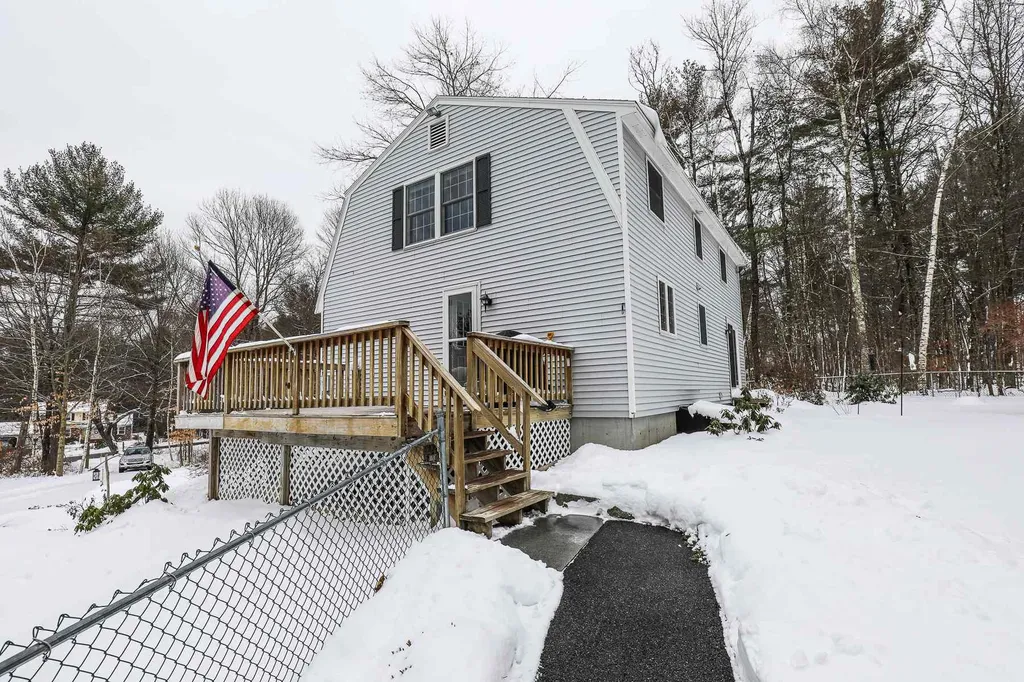 9 Holstein Avenue Londonderry NH 03053