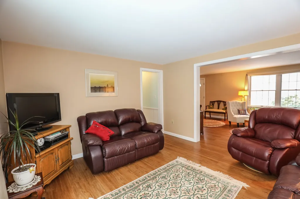 9 Holstein Avenue Londonderry NH 03053