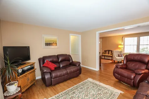9 Holstein Avenue Londonderry NH 03053