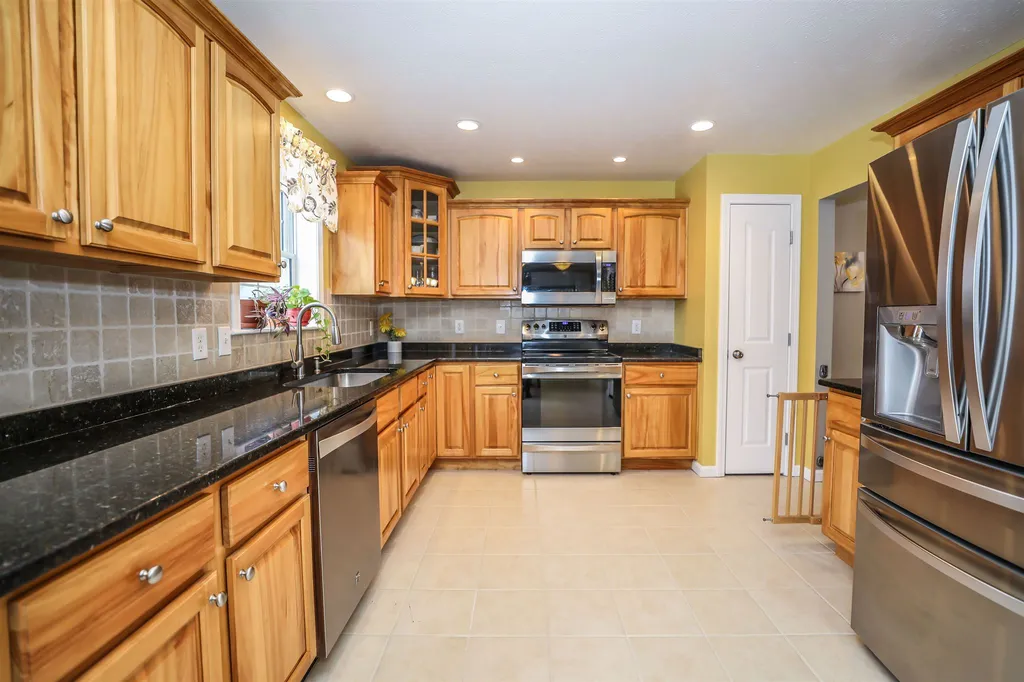 48 Streamside Drive Manchester NH 03102