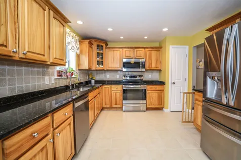 48 Streamside Drive Manchester NH 03102