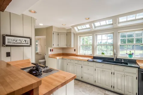 77 South Road East Kingston NH 03827