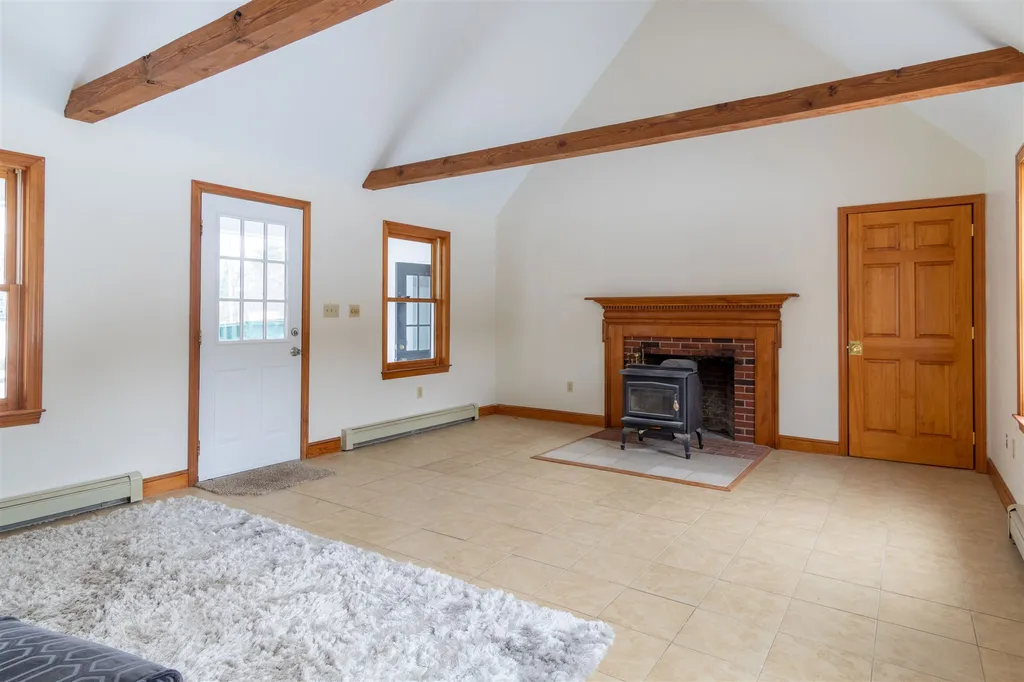 25 Madison Avenue Kingston NH 03848