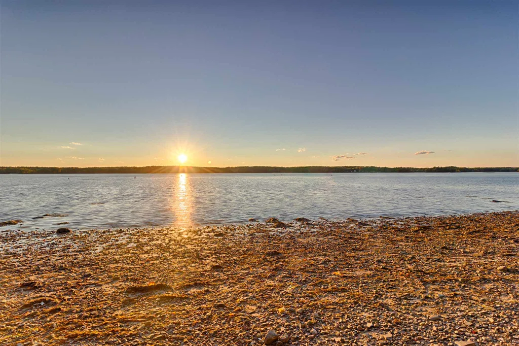 76 Little Bay Road Newington NH 03801