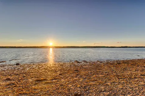 76 Little Bay Road Newington NH 03801