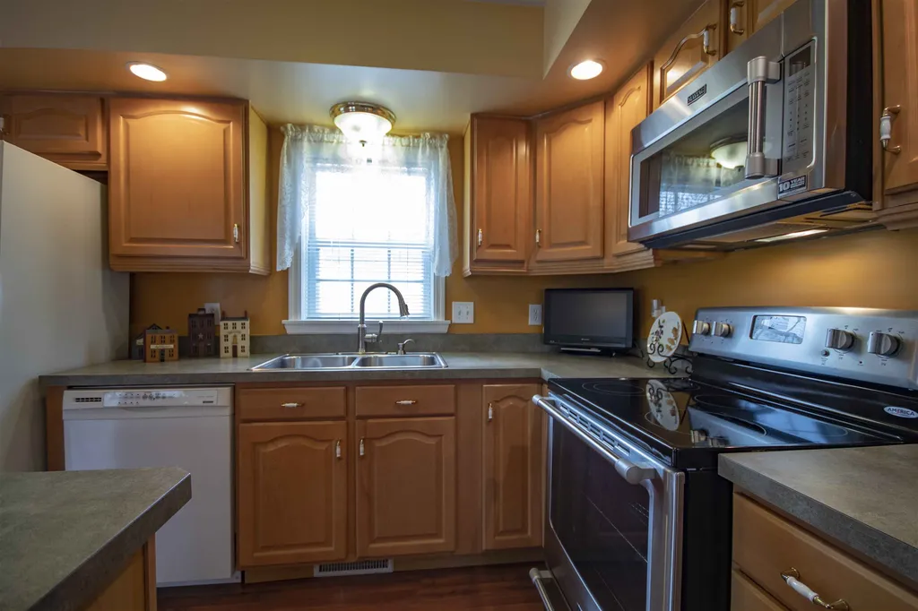 28 Shilah Drive Derry NH 03038
