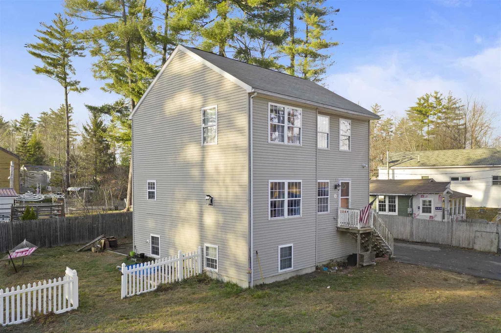 8 9th Street Kingston NH 03848