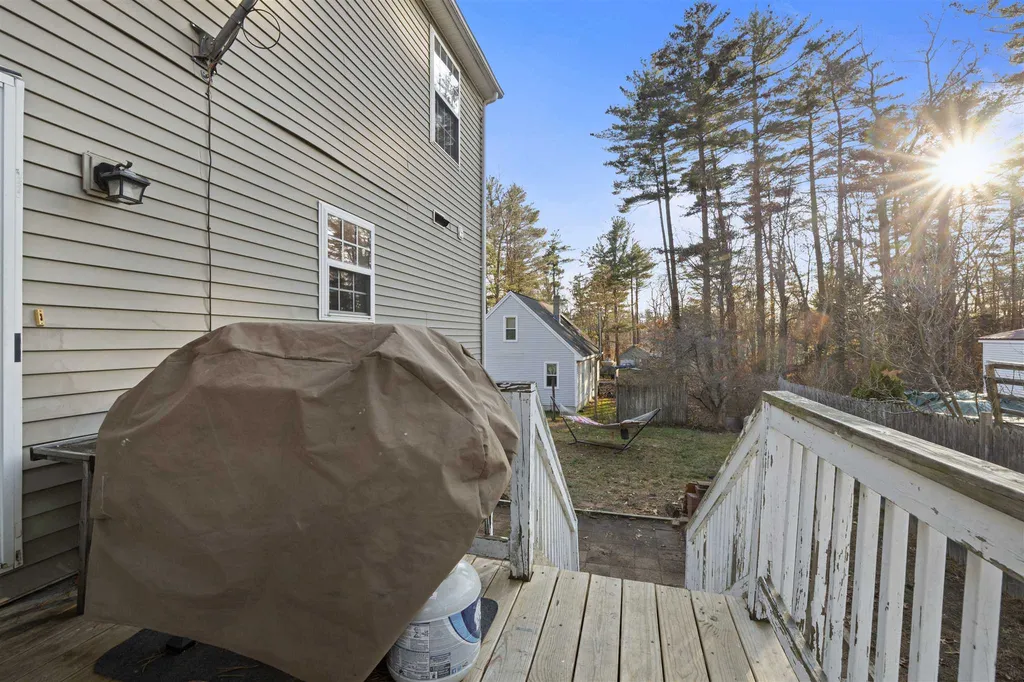 8 9th Street Kingston NH 03848