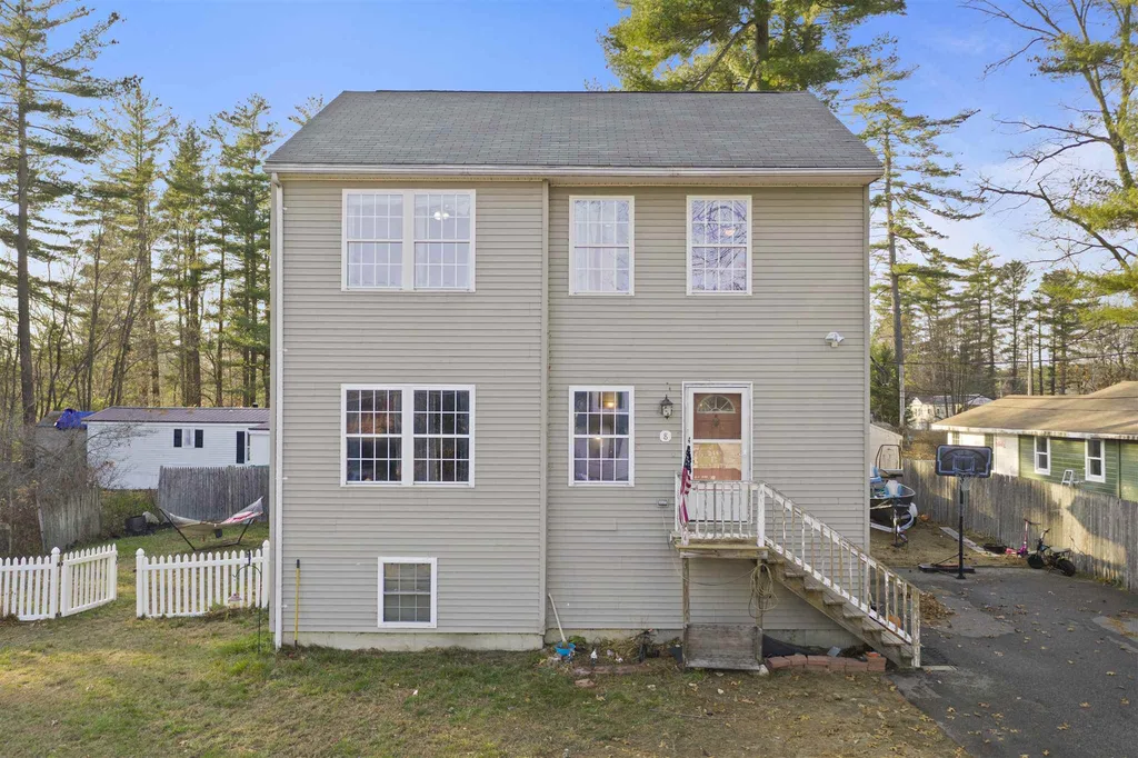 8 9th Street Kingston NH 03848