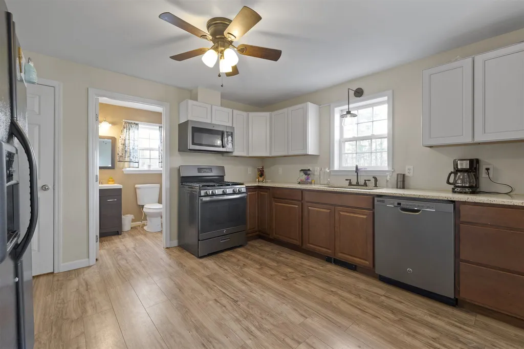 8 9th Street Kingston NH 03848