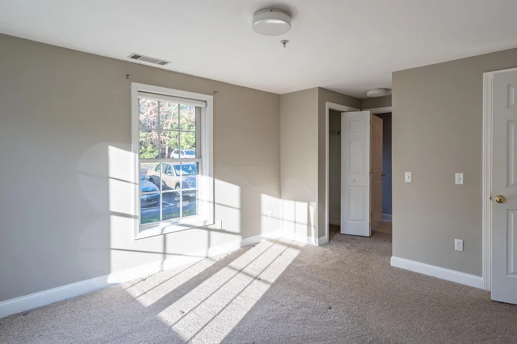 6 Crestview Circle Londonderry NH 03053