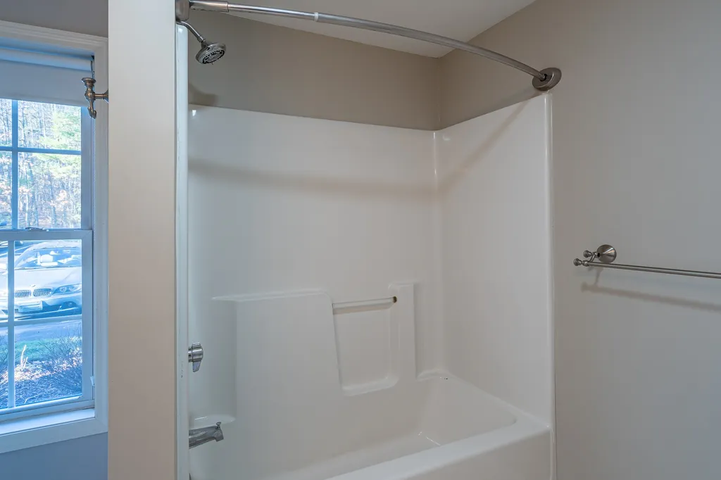 6 Crestview Circle Londonderry NH 03053