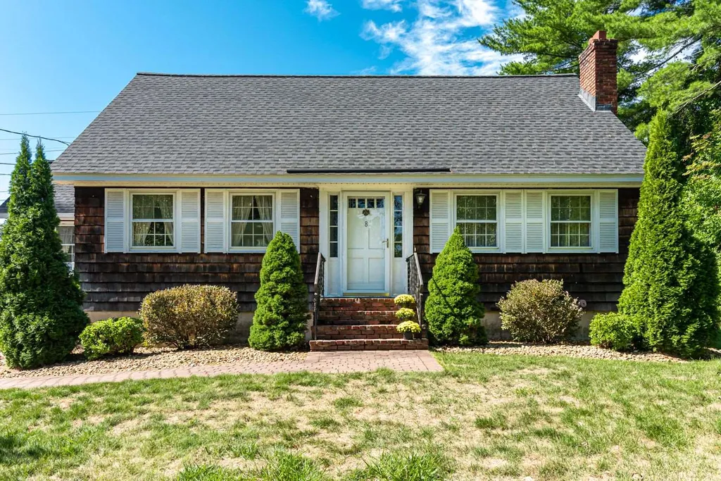 8 Hopkins Drive Hudson NH 03051