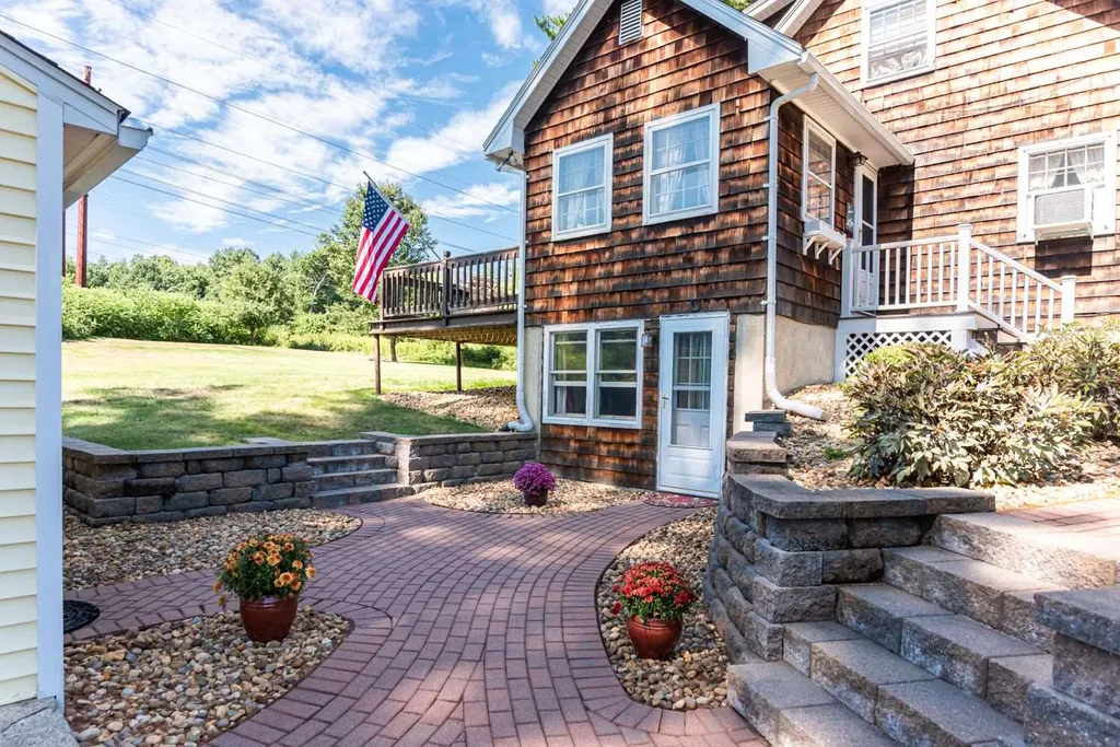 8 Hopkins Drive Hudson NH 03051