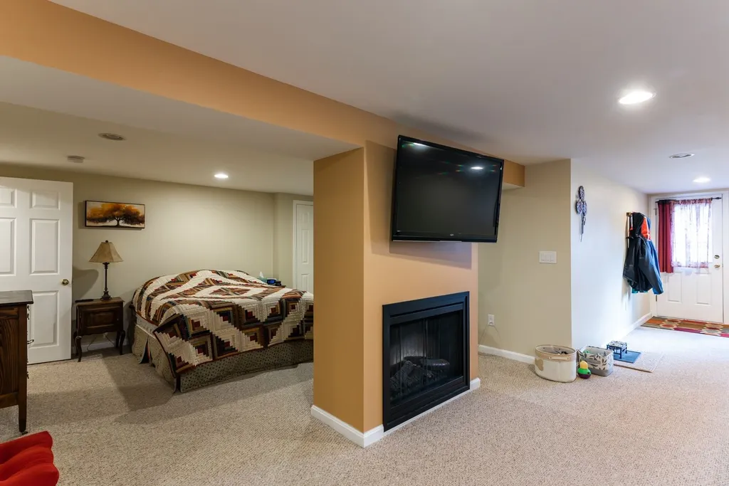 8 Hopkins Drive Hudson NH 03051