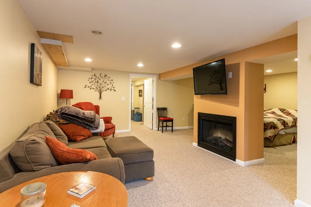 8 Hopkins Drive Hudson NH 03051