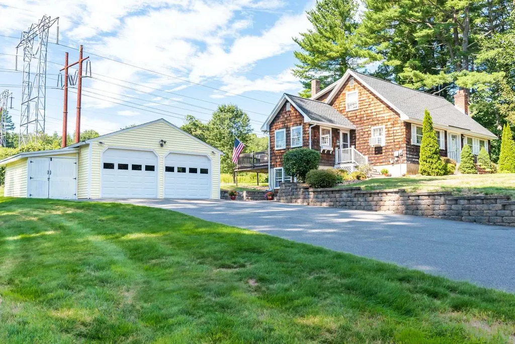 8 Hopkins Drive Hudson NH 03051