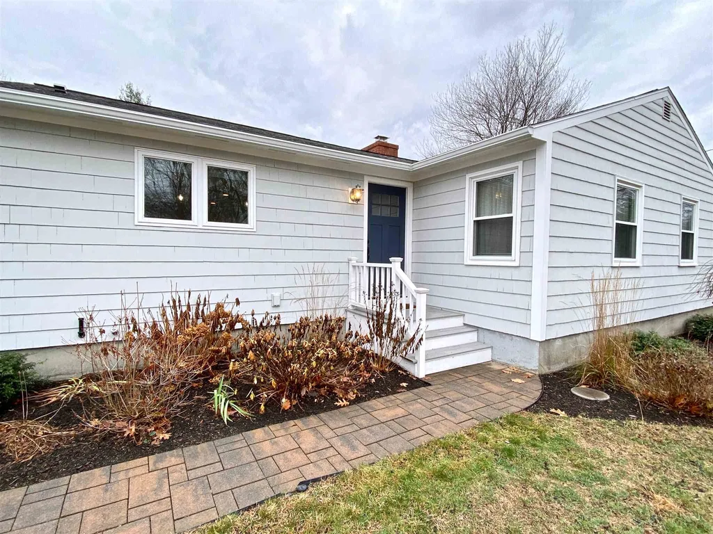 12 Hobbs Road North Hampton NH 03862