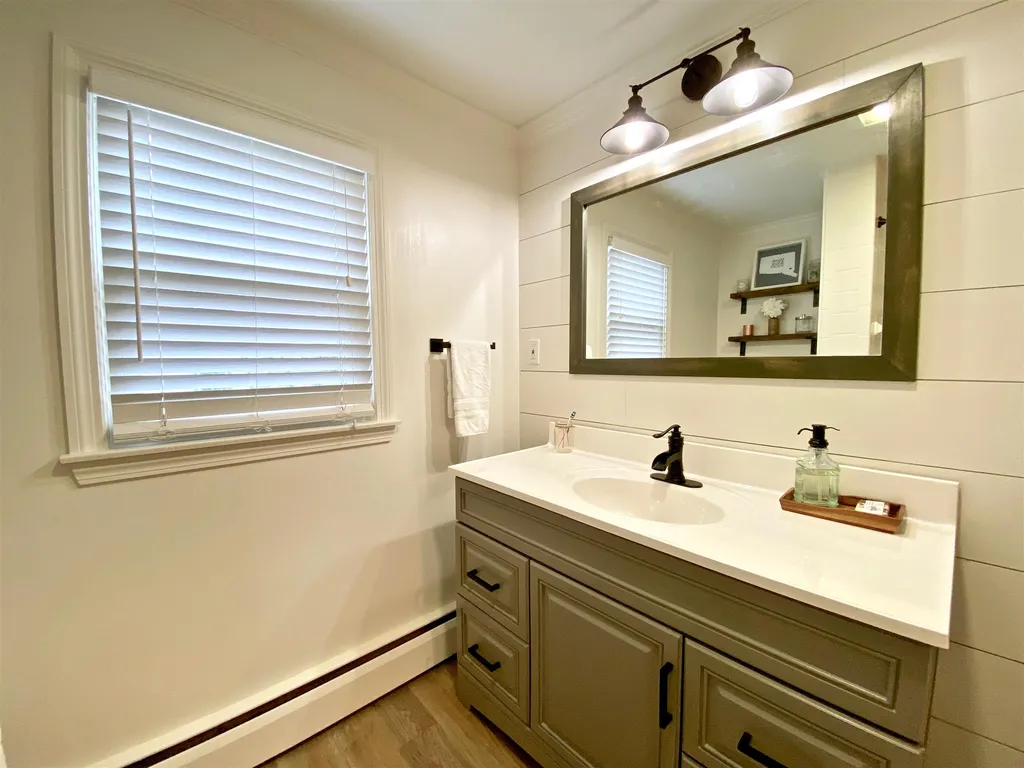 12 Hobbs Road North Hampton NH 03862