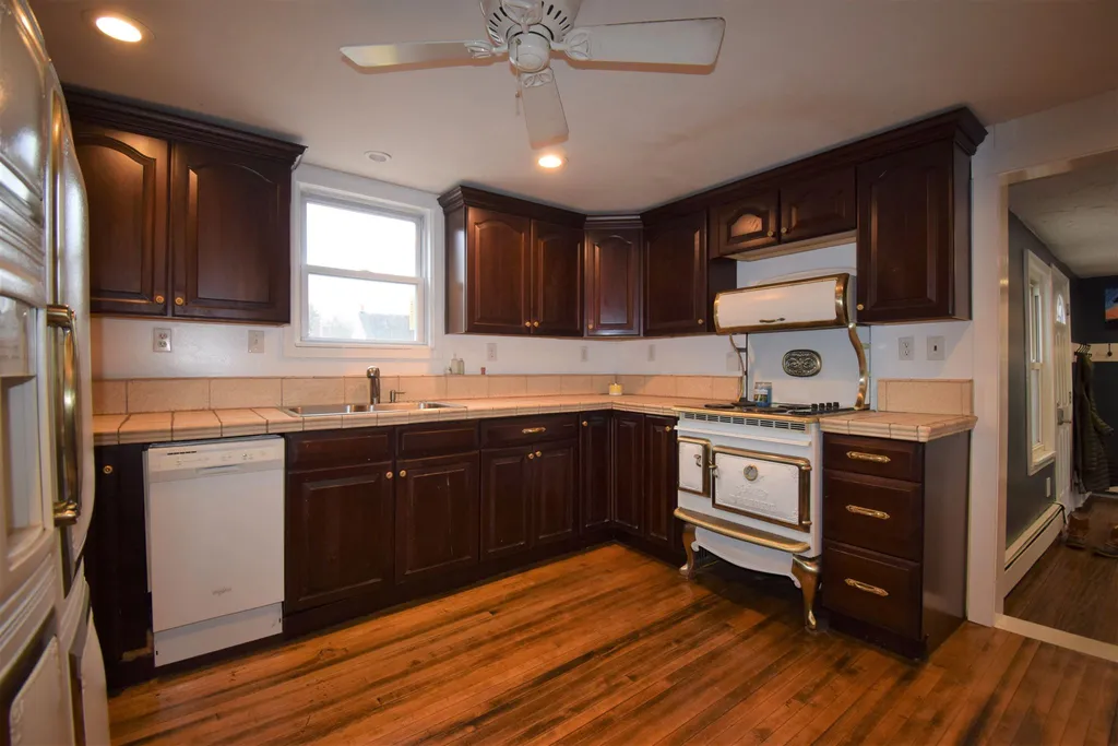 27 West Main Street Newton NH 03858