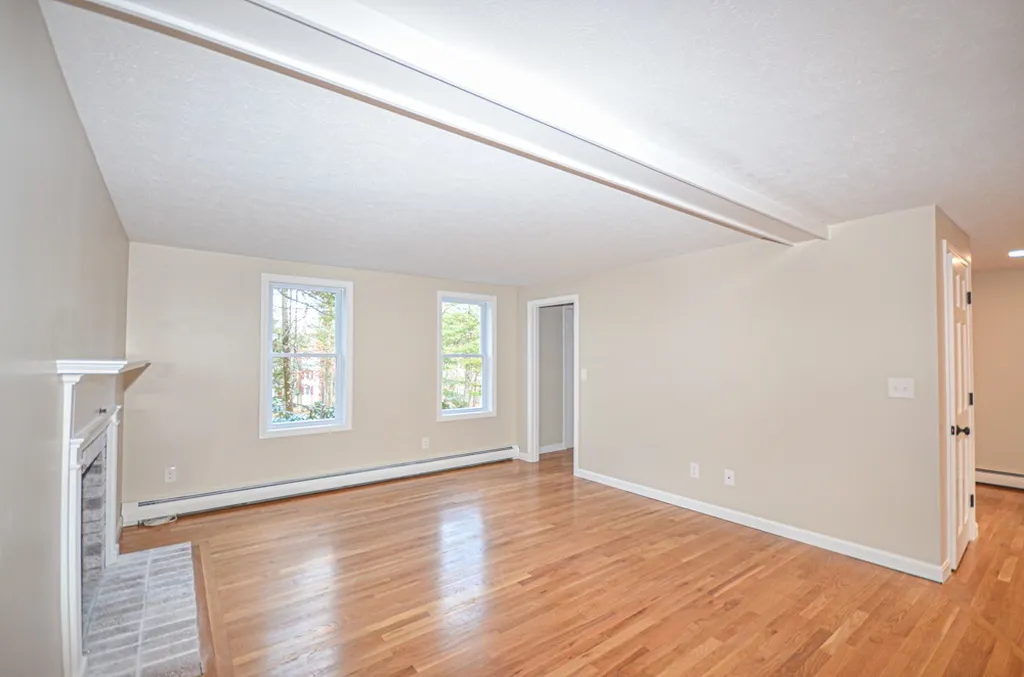 6 Wimbledon Drive Londonderry NH 03053