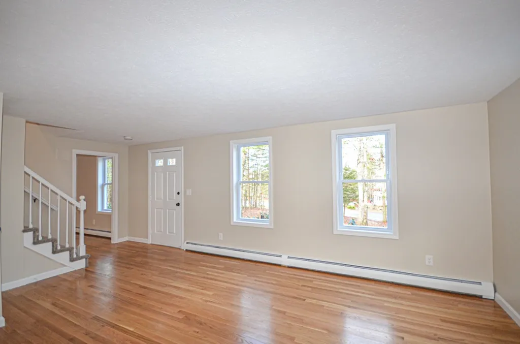 6 Wimbledon Drive Londonderry NH 03053