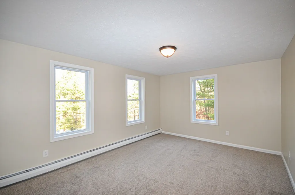 6 Wimbledon Drive Londonderry NH 03053