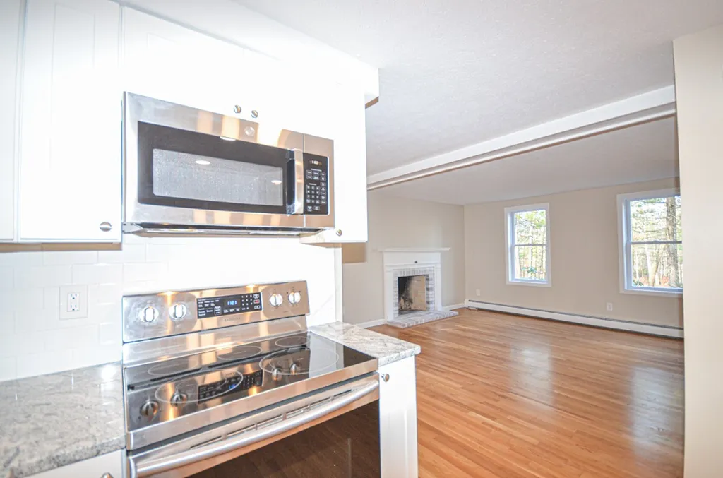 6 Wimbledon Drive Londonderry NH 03053