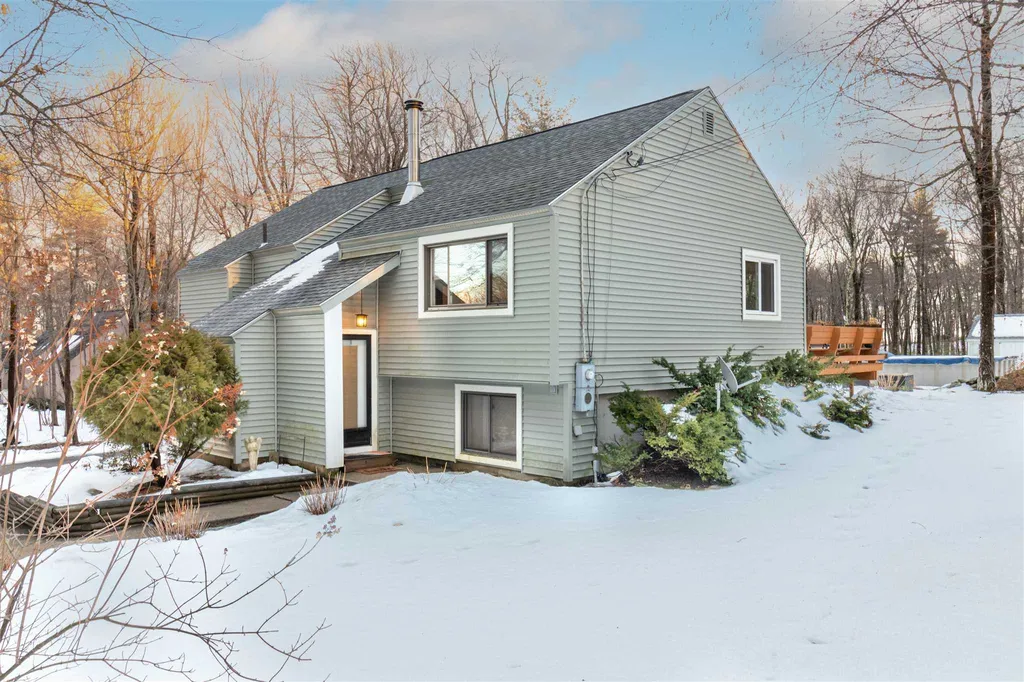 42 Redfield Circle Derry NH 03038