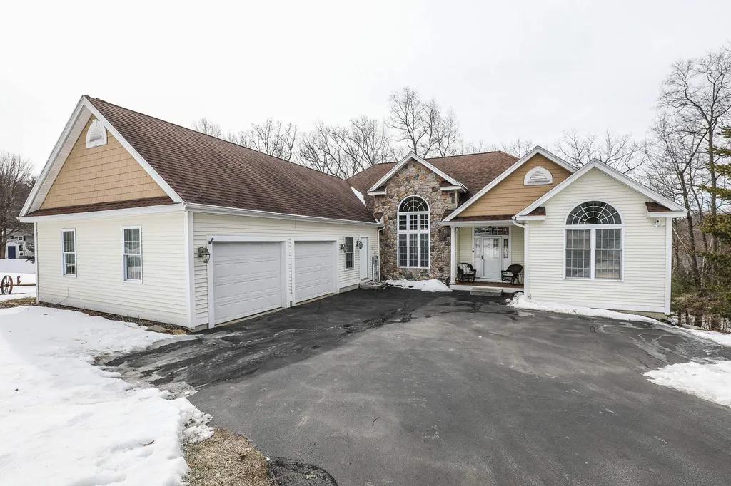 16 Lavallee Lane Manchester NH 03104