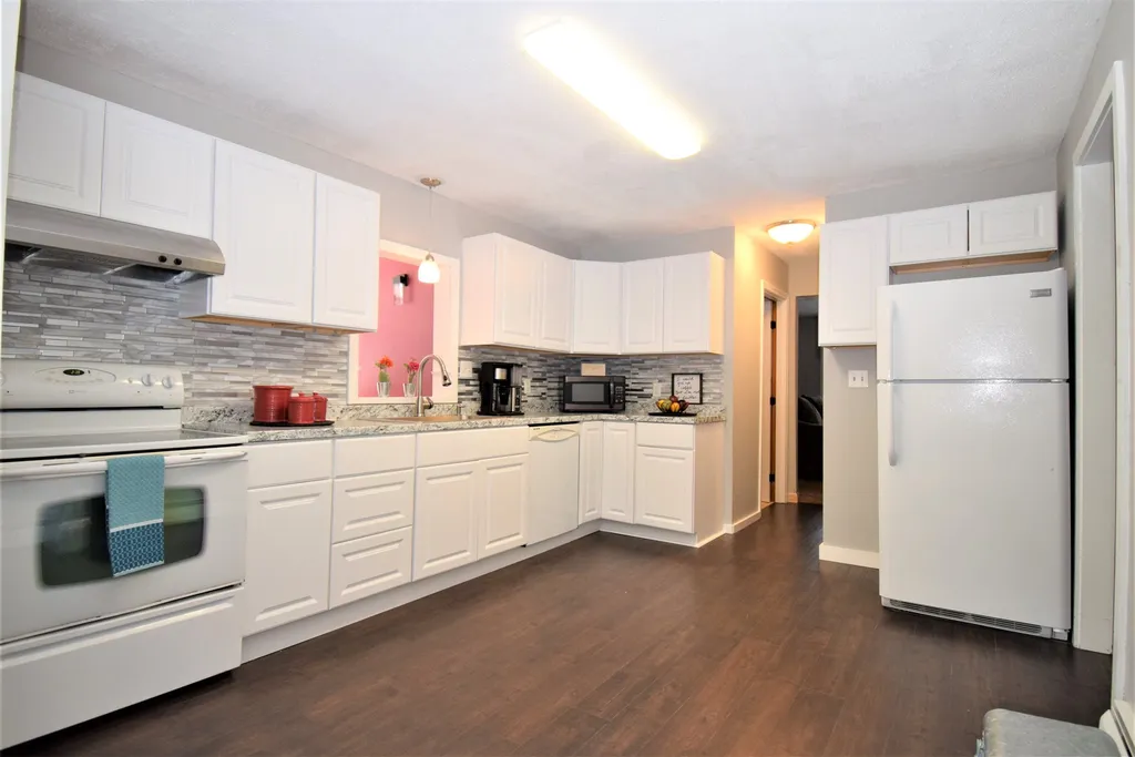 44 North Road Deerfield NH 03037