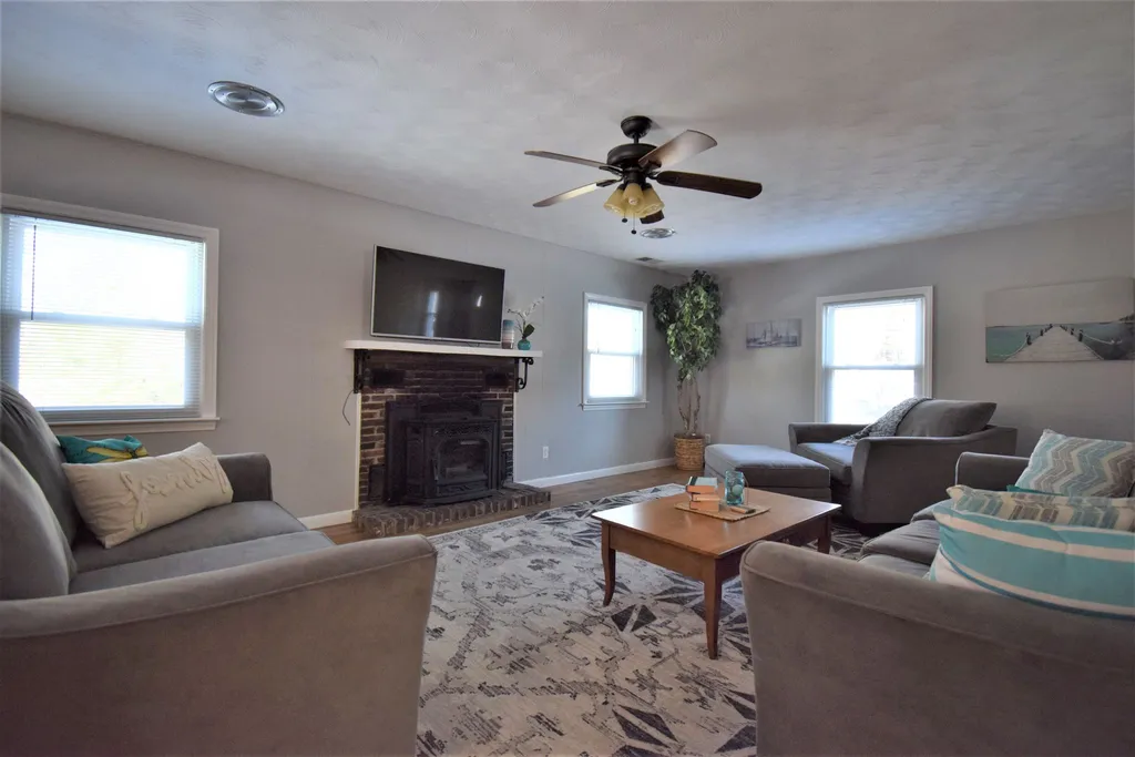 44 North Road Deerfield NH 03037