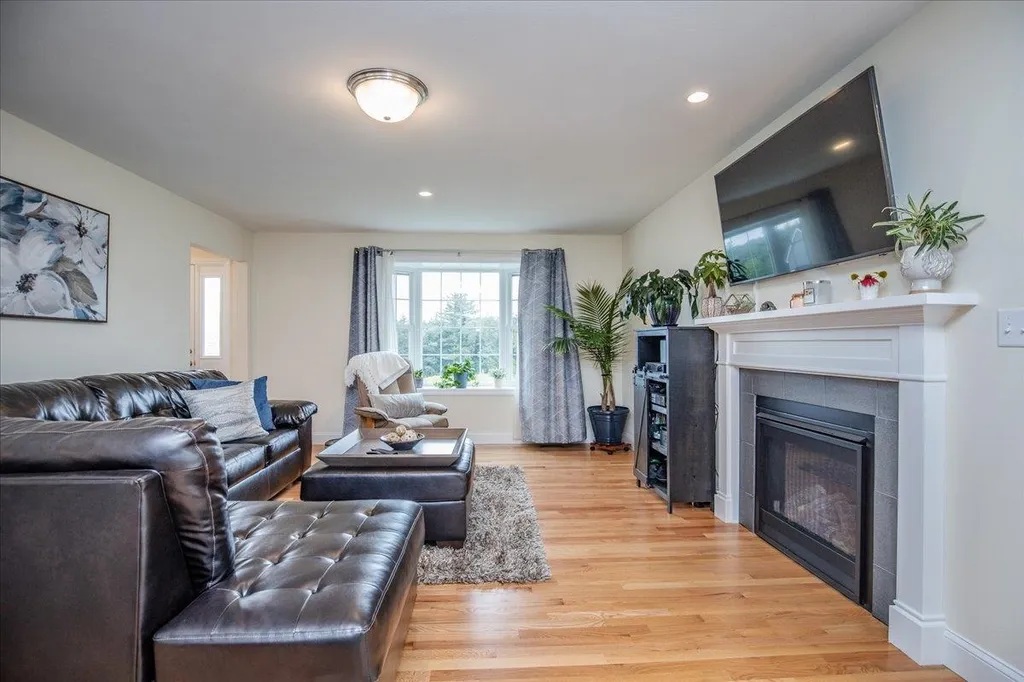 161 University Circle Hooksett NH 03106