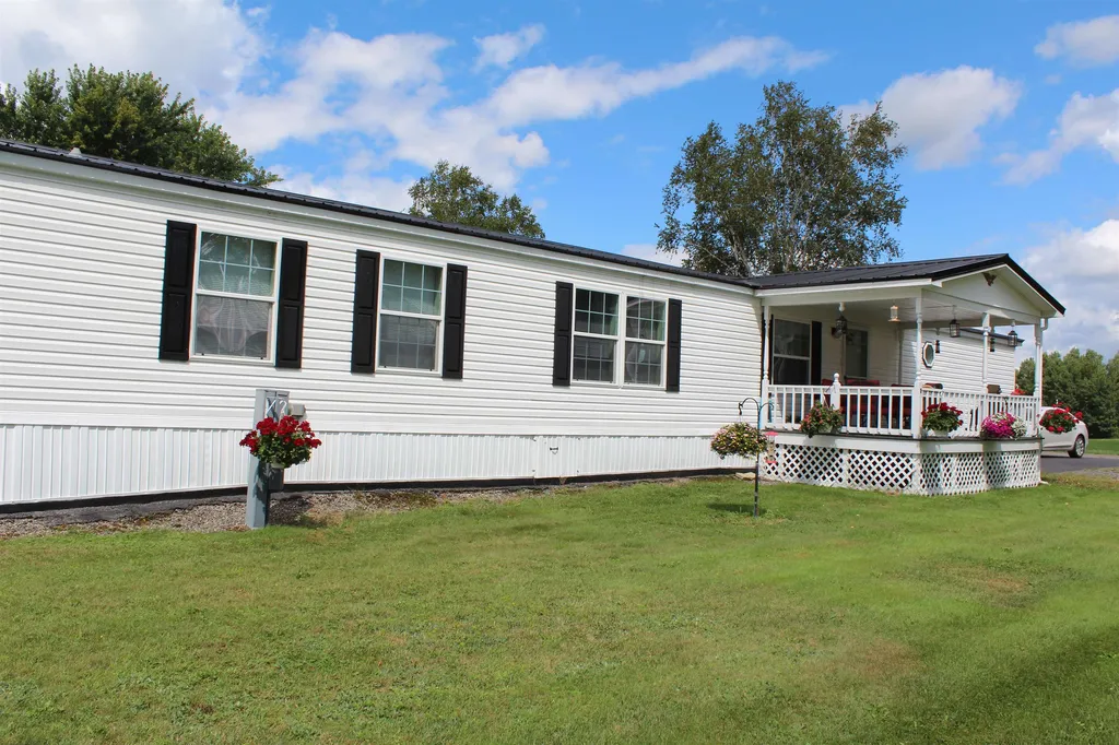 19 Cockburne Lane Colebrook NH 03576