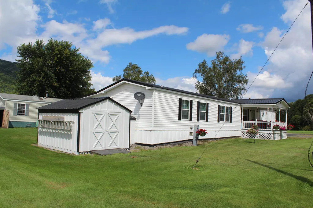 19 Cockburne Lane Colebrook NH 03576