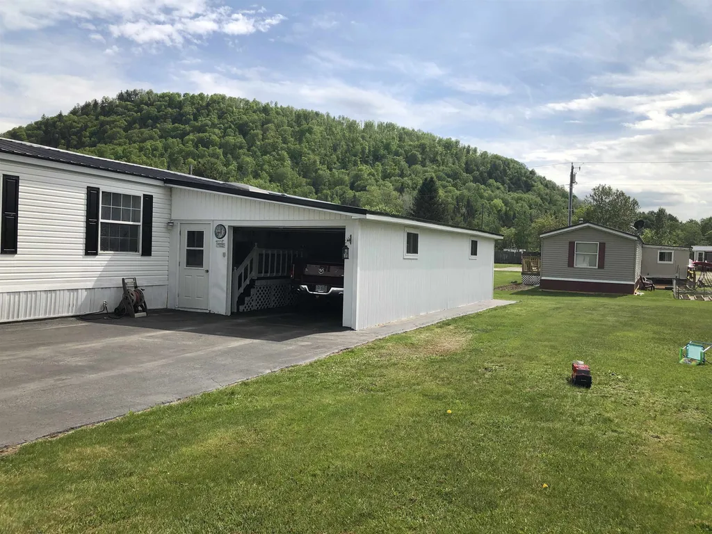 19 Cockburne Lane Colebrook NH 03576