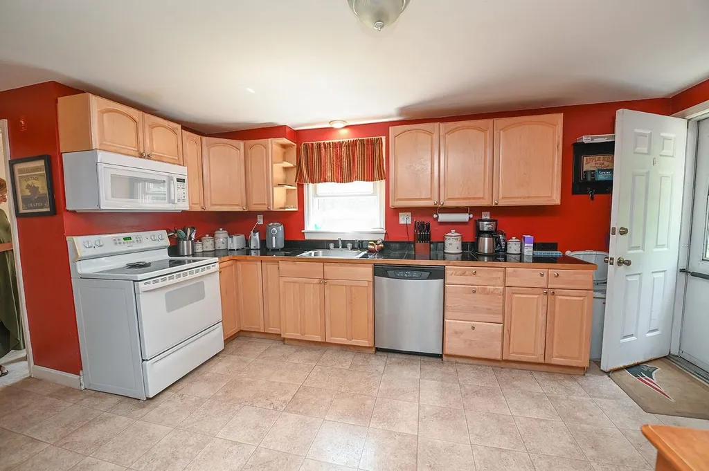 17 English Range Road Derry NH 03038
