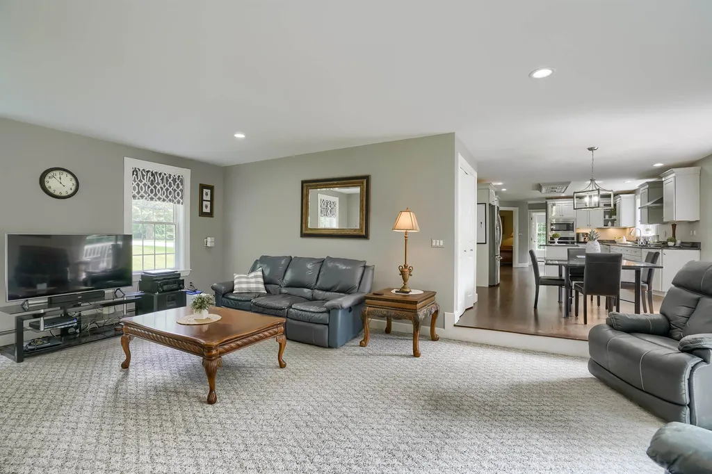 4 Coachman Road Windham NH 03087