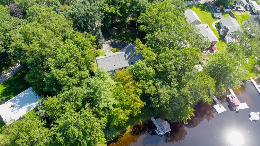 13 Escumbuit Road Derry NH 03038