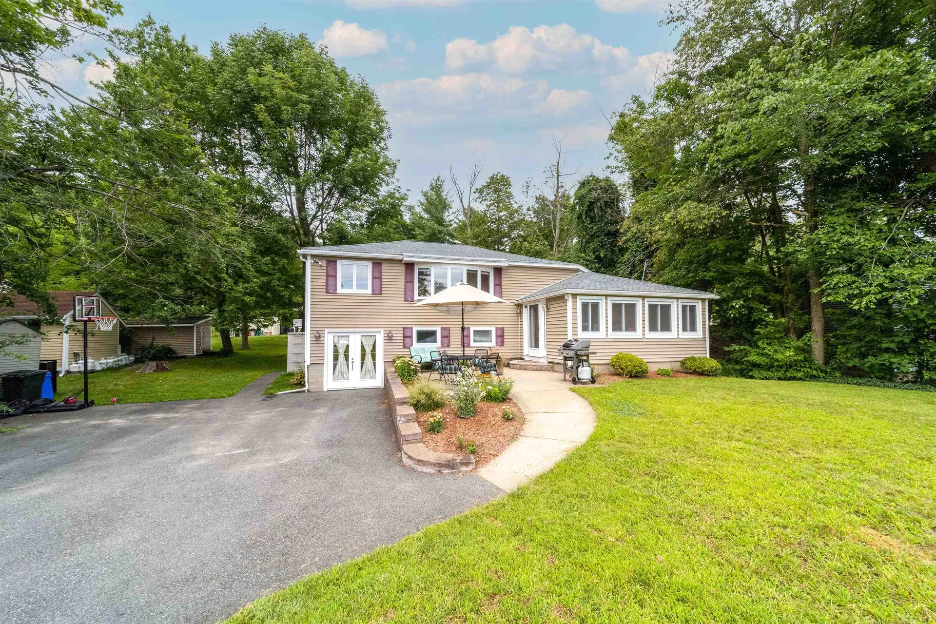 8 W Shore Drive Sandown NH 03873