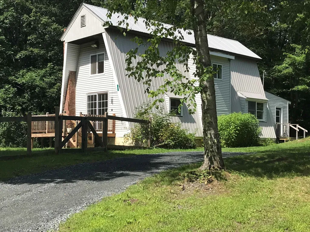 1806 Cross Road Strafford VT 05072