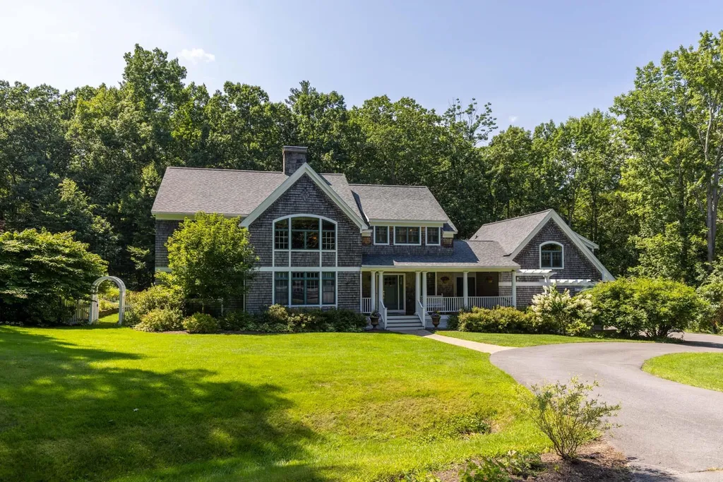 27 Country Farm Road Stratham NH 03885
