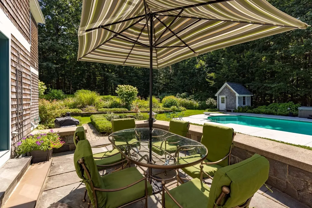 27 Country Farm Road Stratham NH 03885