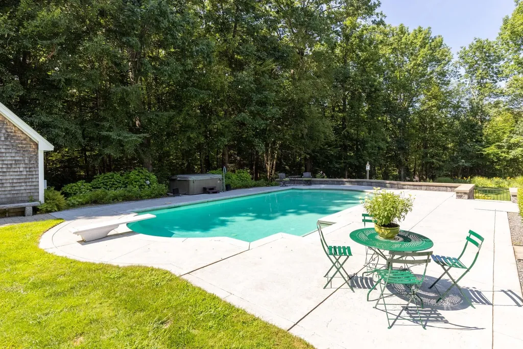 27 Country Farm Road Stratham NH 03885