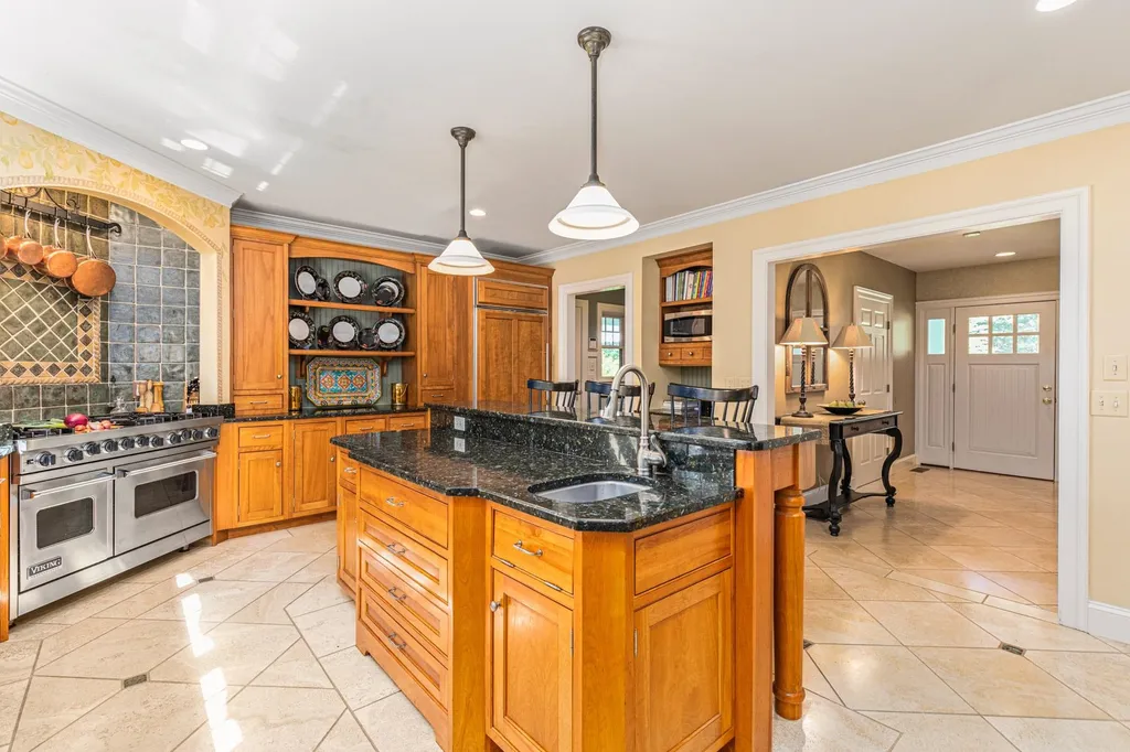 27 Country Farm Road Stratham NH 03885
