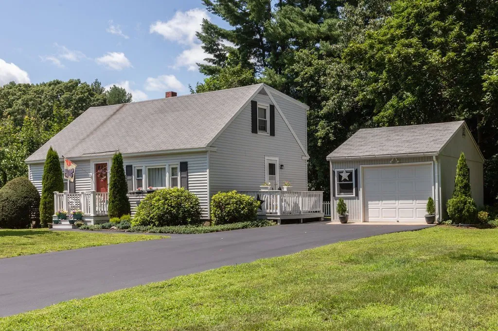 3 Bruce Street Hudson NH 03051