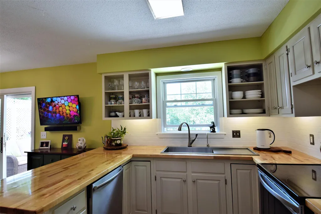 5 Damon Drive Essex VT 05452